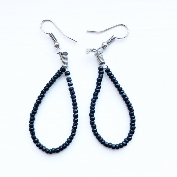 Simple & chic black beaded teardrop drop earrings - Picture 1 of 7